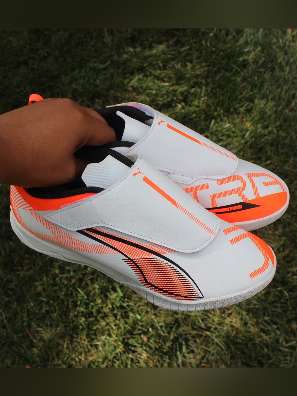 Puma Unisex-Child Ultra Play Hook and Loop Turf Training Soccer Cleats Sz 4Y